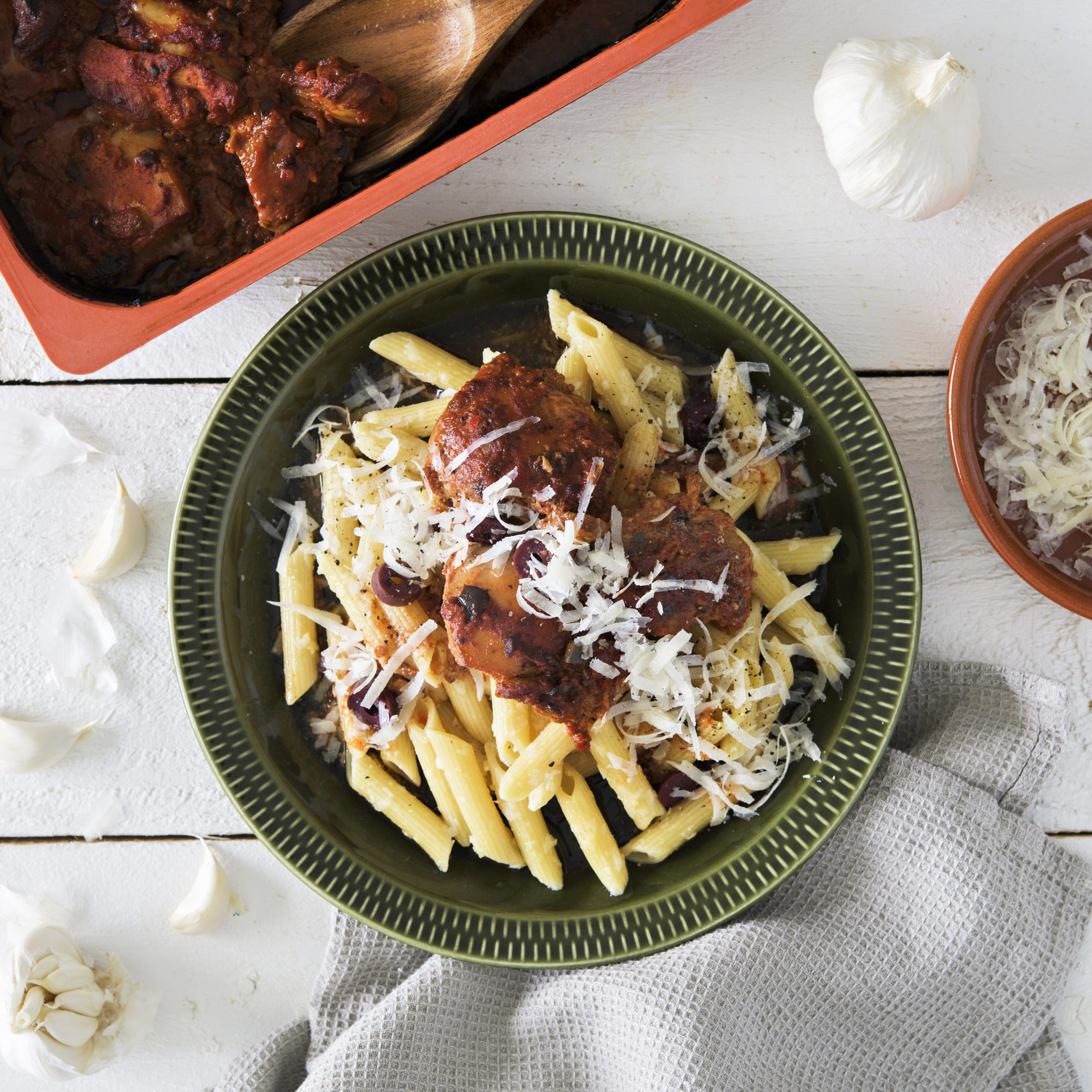 Uunikana_tomaatti_tapenade_valkosipulipasta